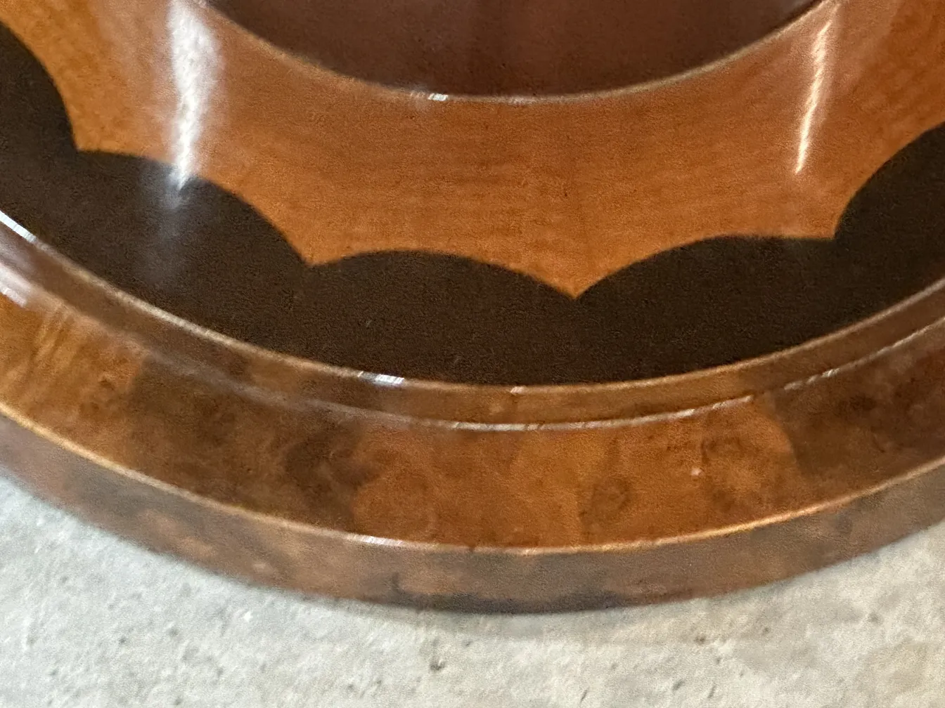 detalles de una antigua mesita decorativa con diseño ornamental