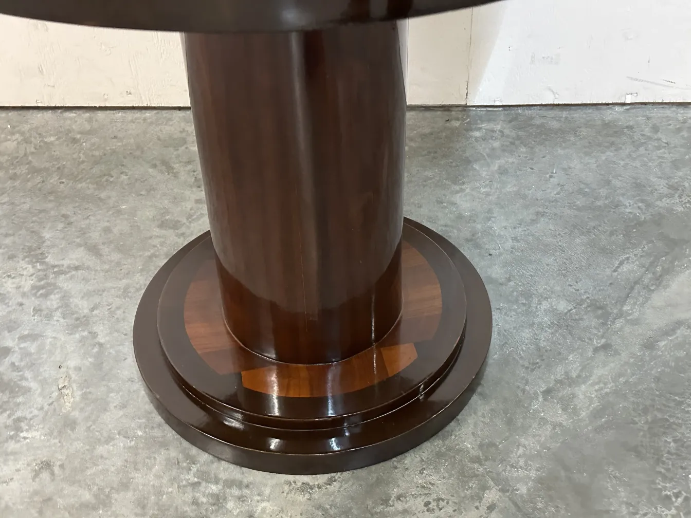 mesita antigua con base circular, ambiente neutro