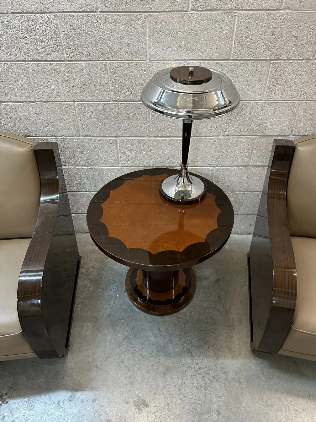 Tavolino antico con design unico in cima e lampada interessante