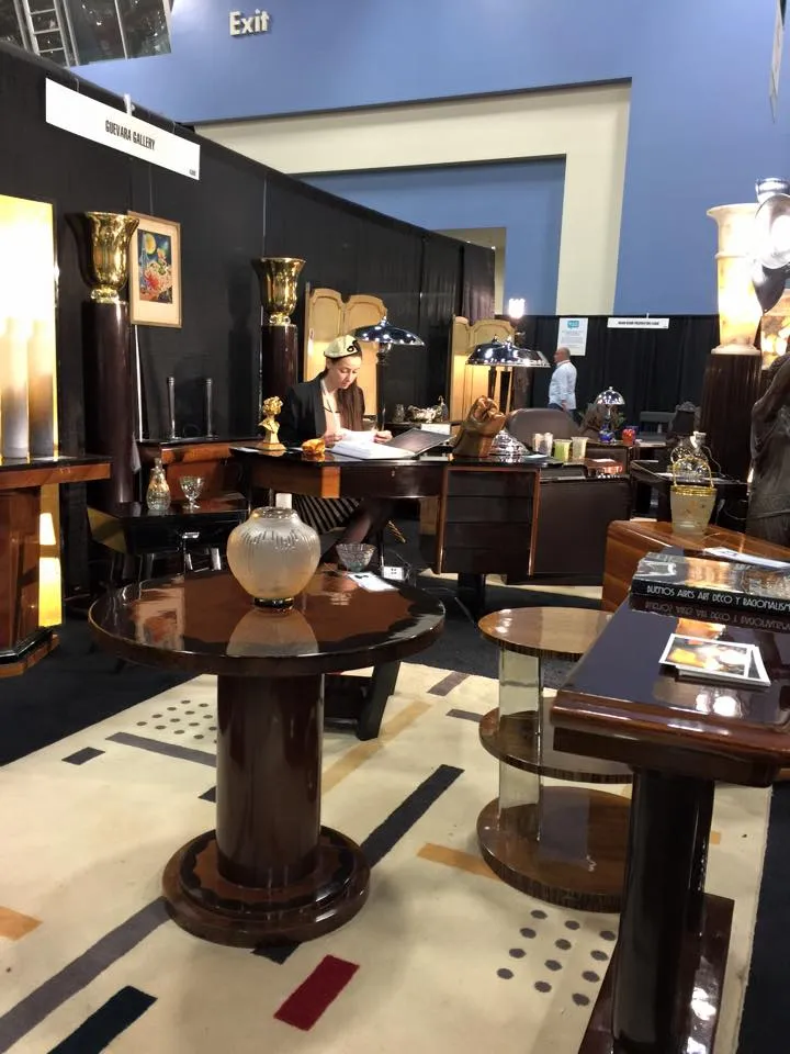 старинный декоративный столик круглой формы, стильная обстановка