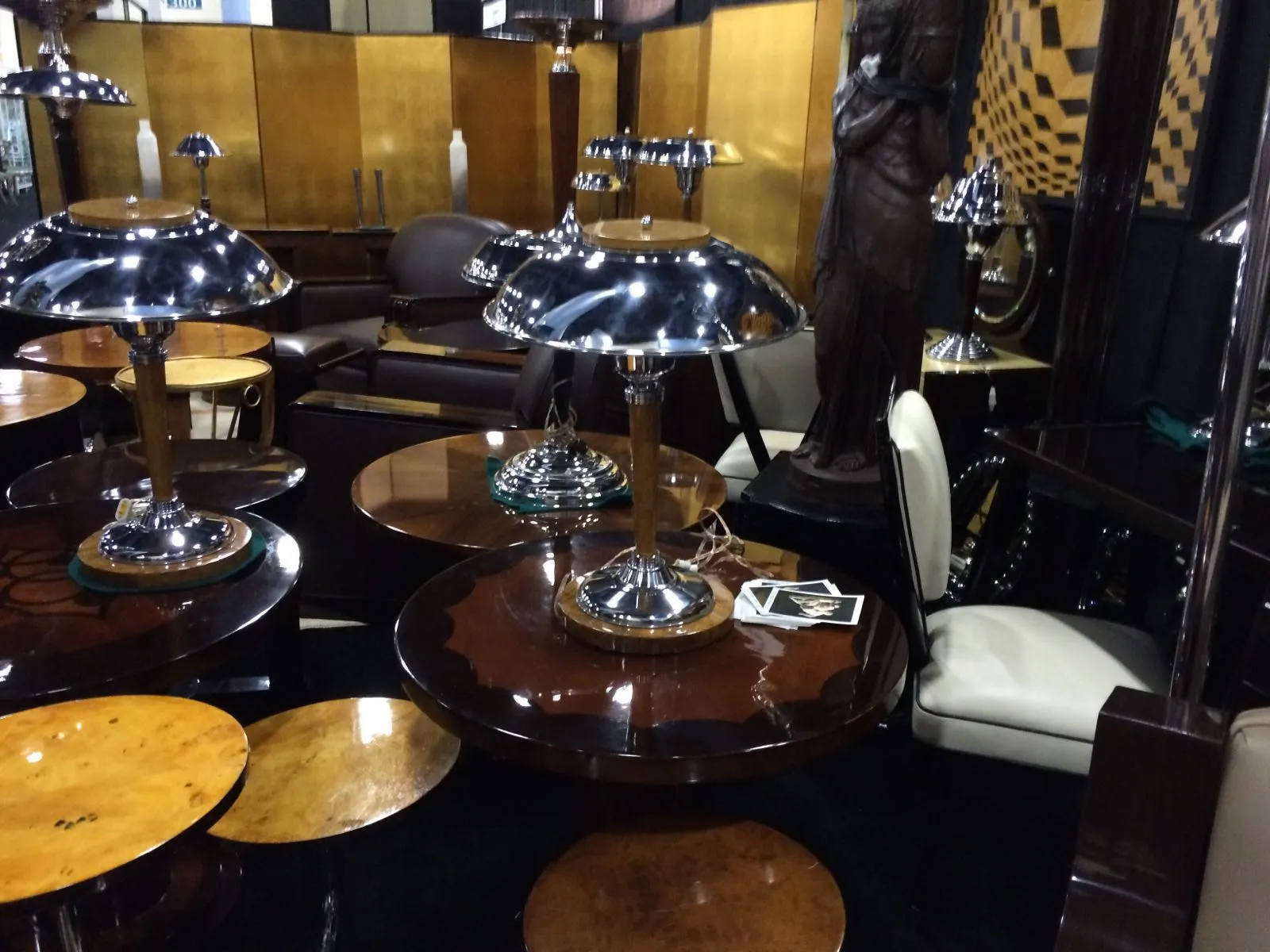 petite table ancienne avec lumière brillante et ambiance élégante