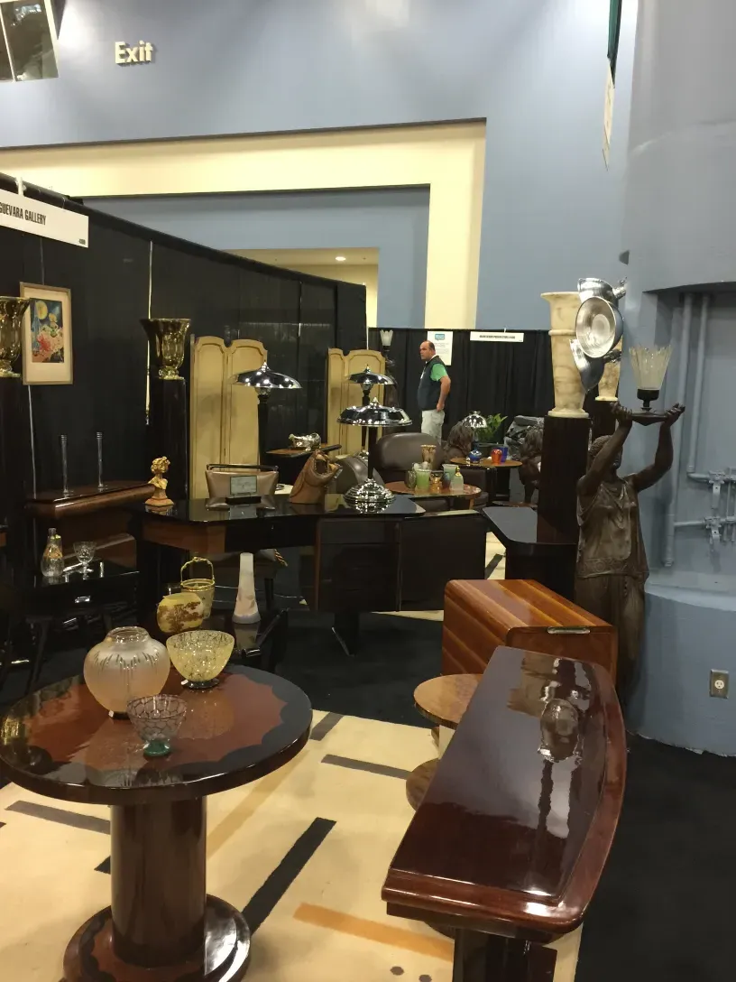 antique छोटी मेज़ जिसमें सजावट सुरुचिपूर्ण और रंगीन है, प्राचीनता का माहौल