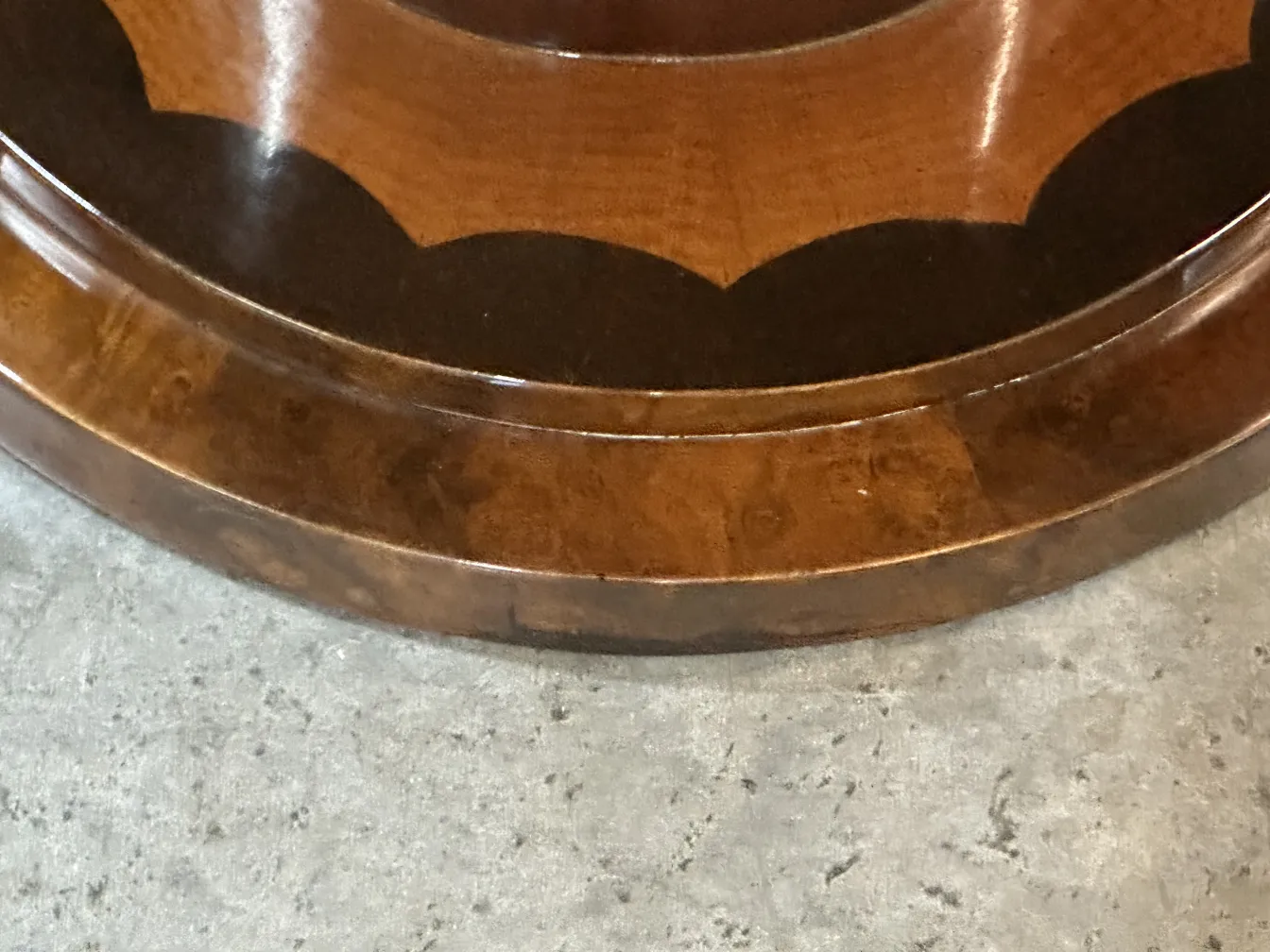 Detail eines antiken kleinen runden Tischs mit elegantem Design