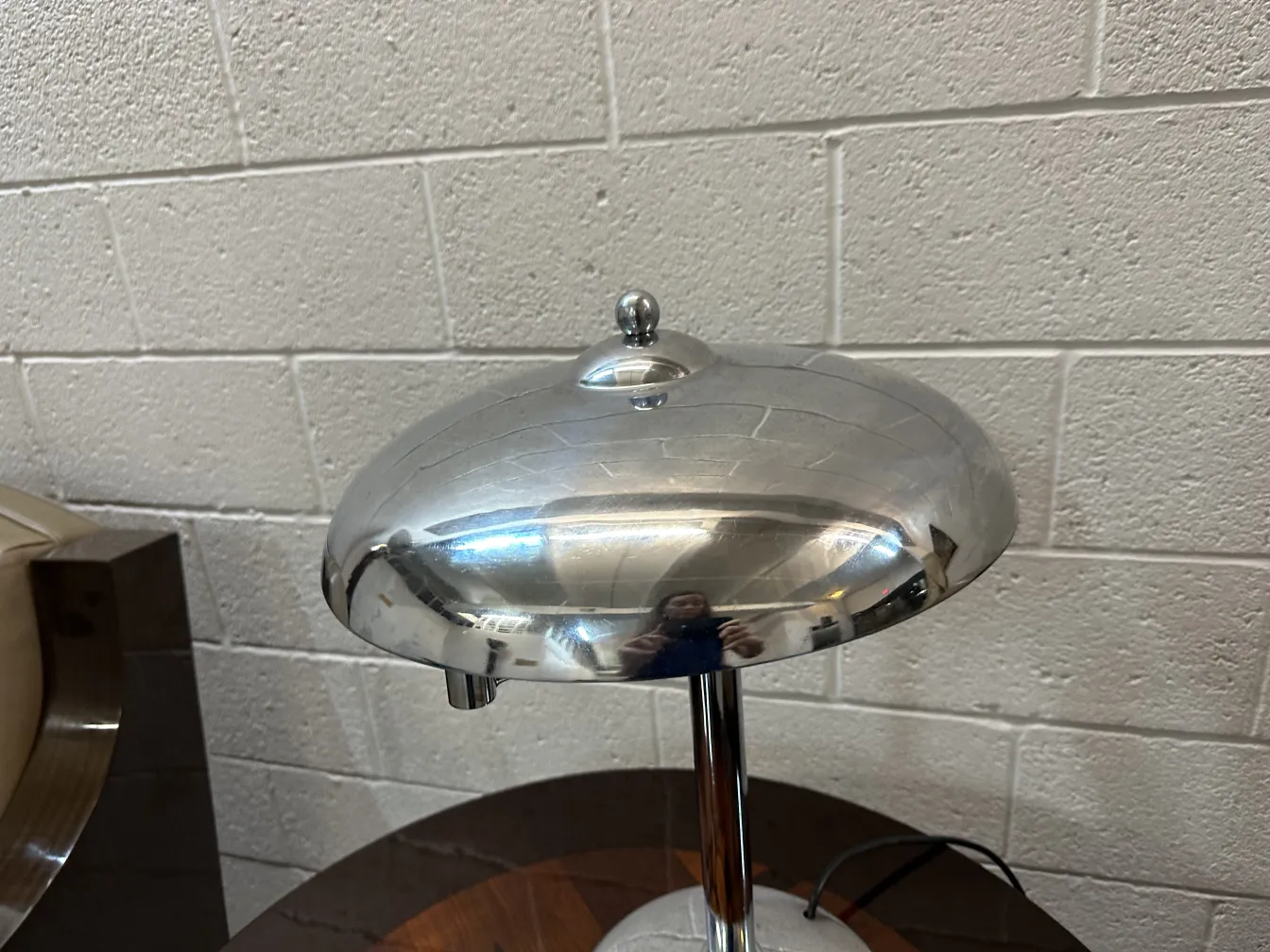 mesita antigua de metal pulido con diseño elegante