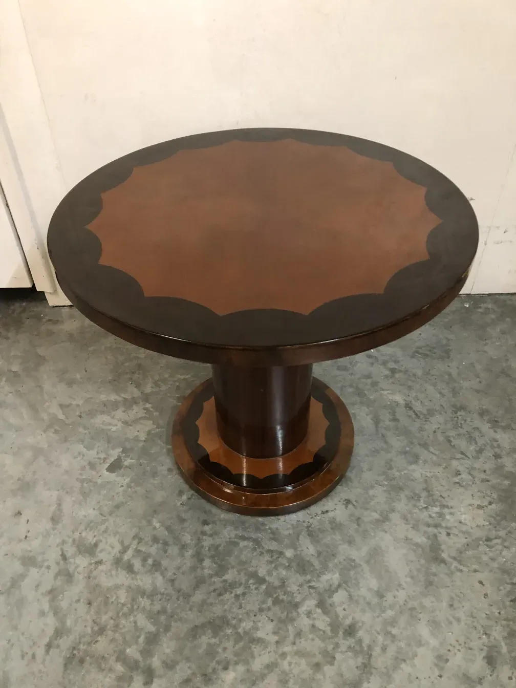 mesinha antiga redonda com design decorativo