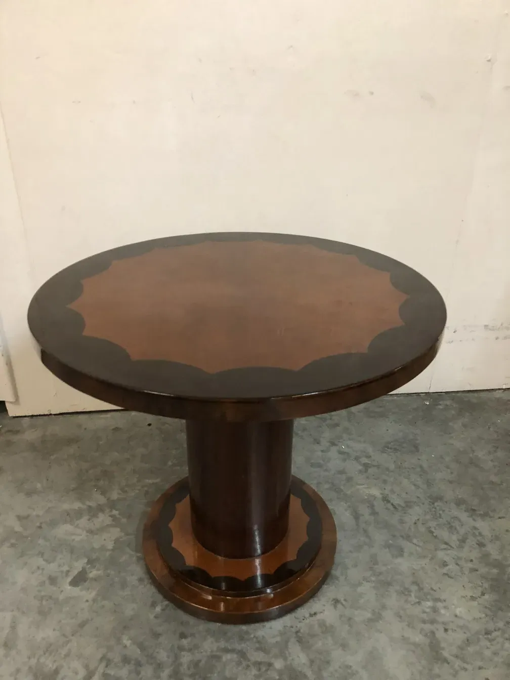 tavolino antico rotondo con dettagli sul bordo e base elegante