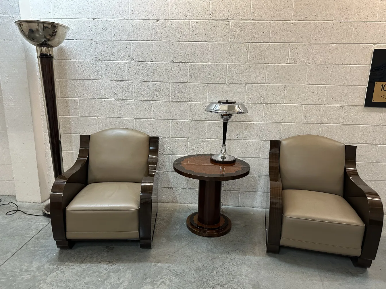 petite table antique avec un design élégant, entourée de fauteuils