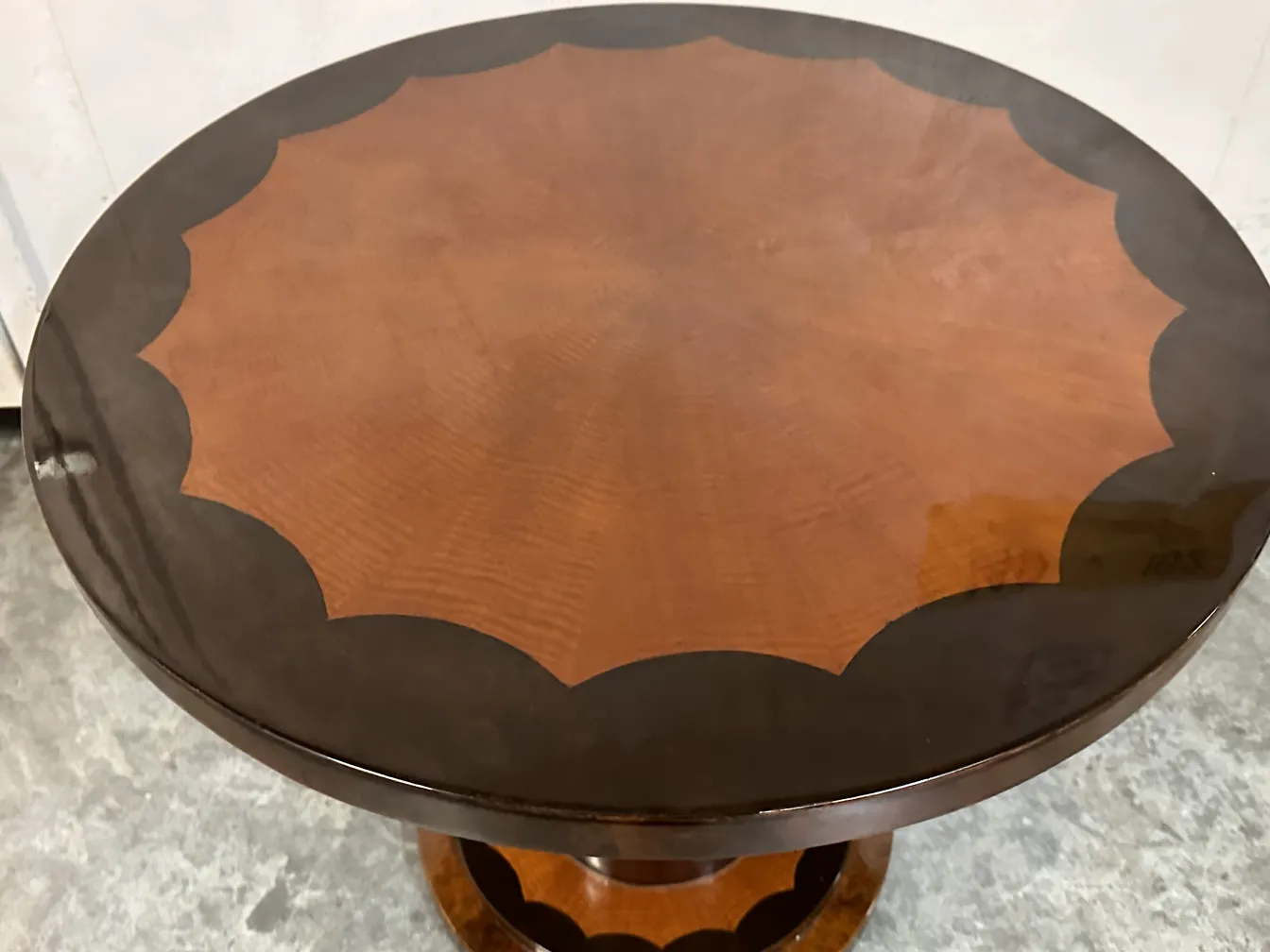 Mesinha antiga redonda com design decorativo na parte superior