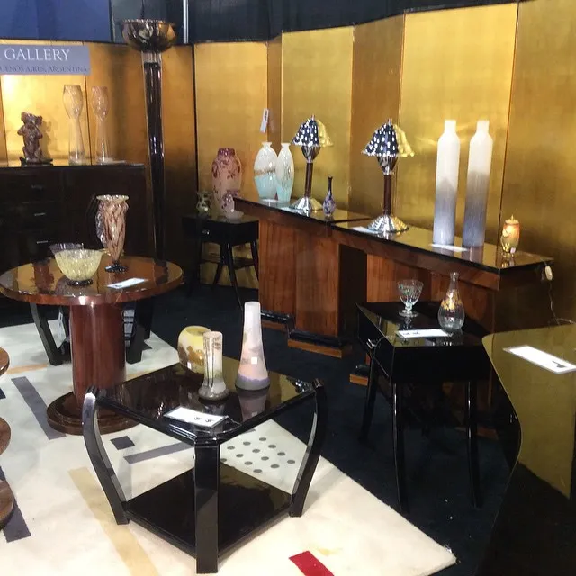 Mesita antigua con detalles ornamentales, apropiada para el salón.