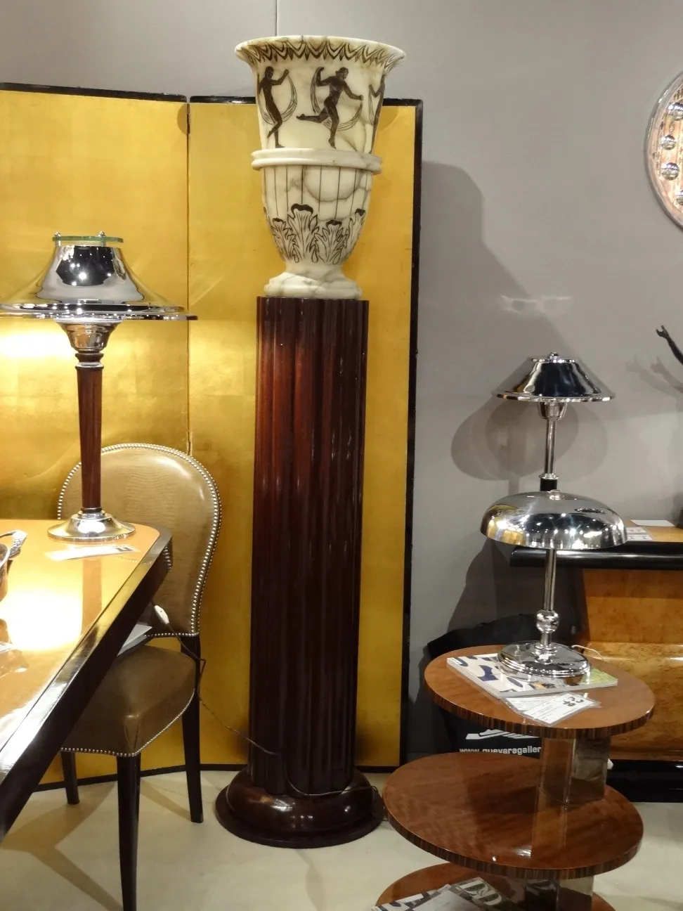 petite table ancienne avec décoration détaillée et forme classique