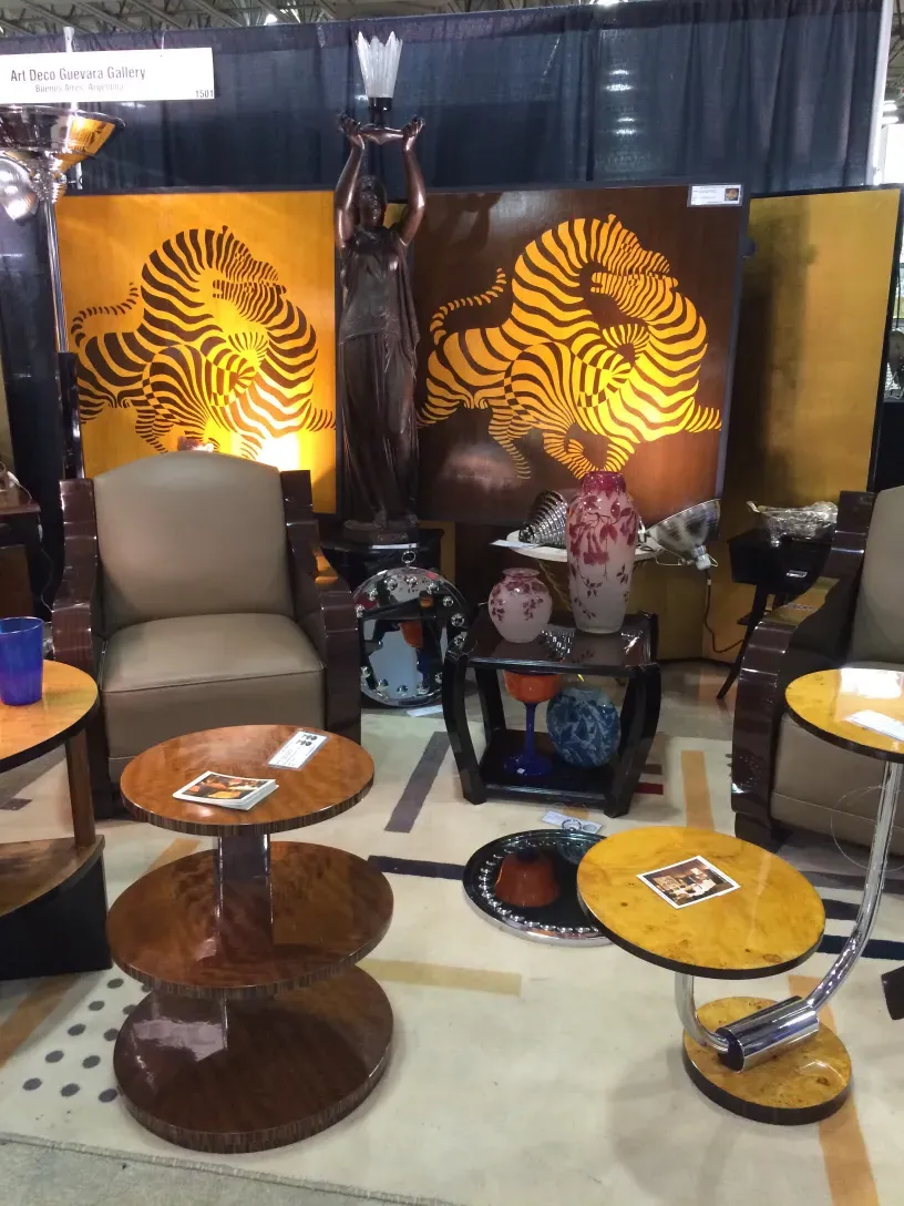 mesinha antiga com detalhes decorativos no ambiente