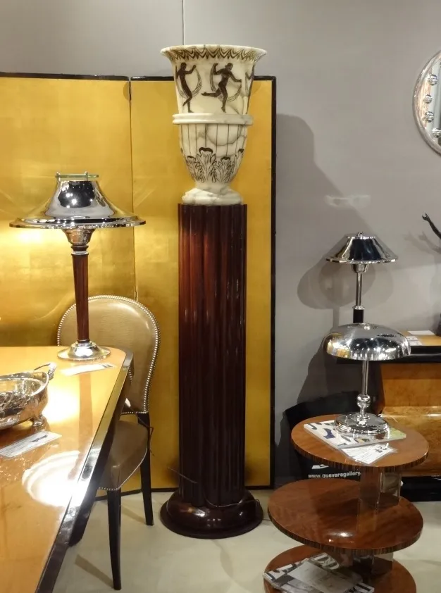 tavolino antico in un ambiente decorativo