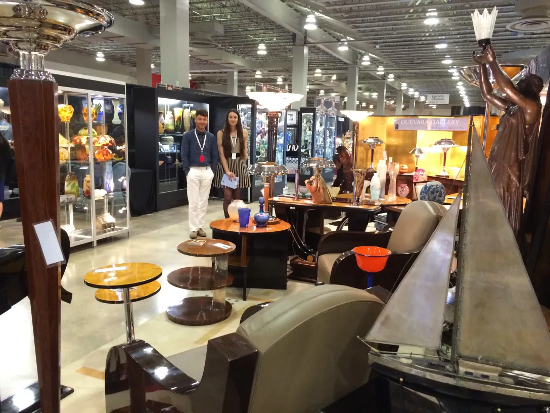 mesinha antiga com design em um ambiente de galeria elegante