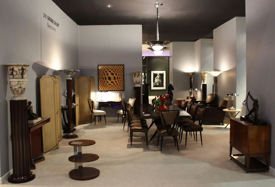 mesita pequeña antigua en un entorno decorativo