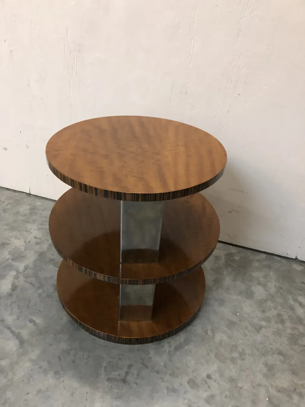 mesita antigua con forma redonda, ambiente sencillo y elegante