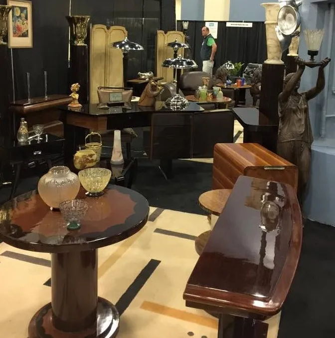 petite table ancienne avec surface brillante et décoration