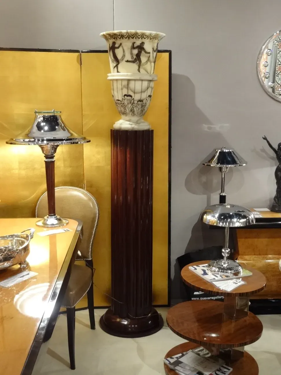 antiker kleiner Tisch im klassischen Stil mit eleganter Dekoration