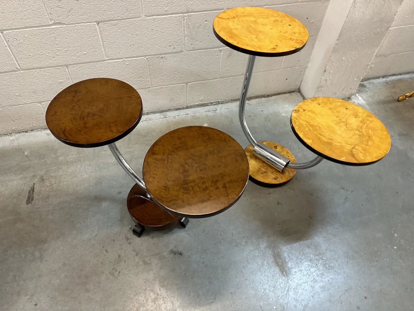 Mesinha antiga com superfícies redondas em um ambiente industrial.