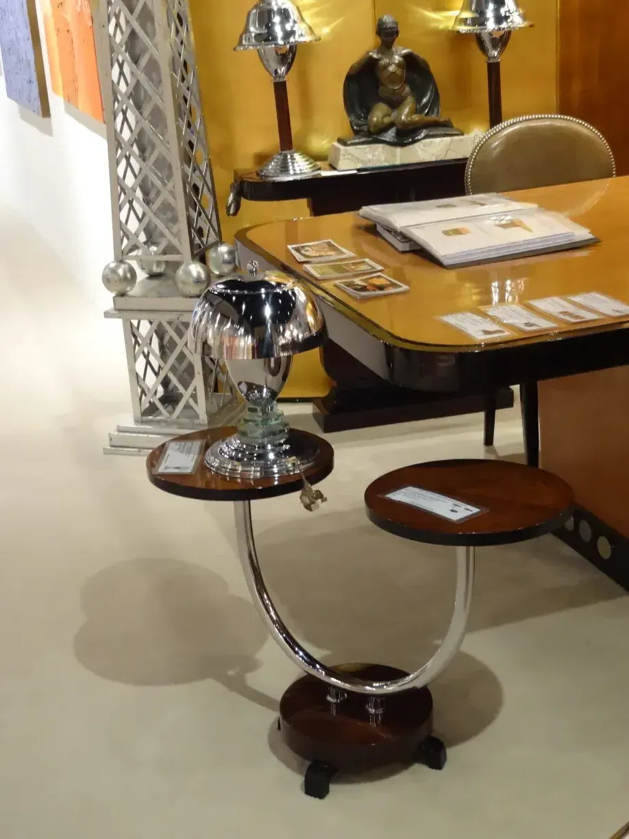 antiker runder kleiner Tisch mit Lampe und moderner Dekoration