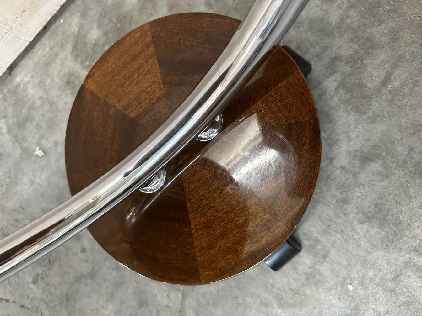 antiker kleiner Tisch mit runder Form und dezenten Details