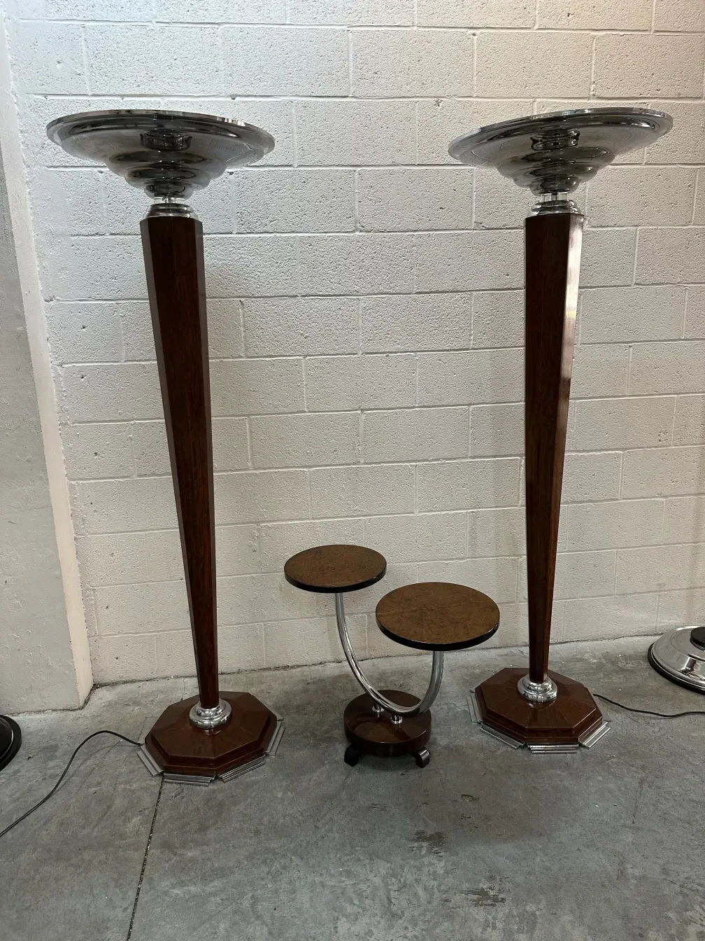 petite table ancienne décorative avec des détails