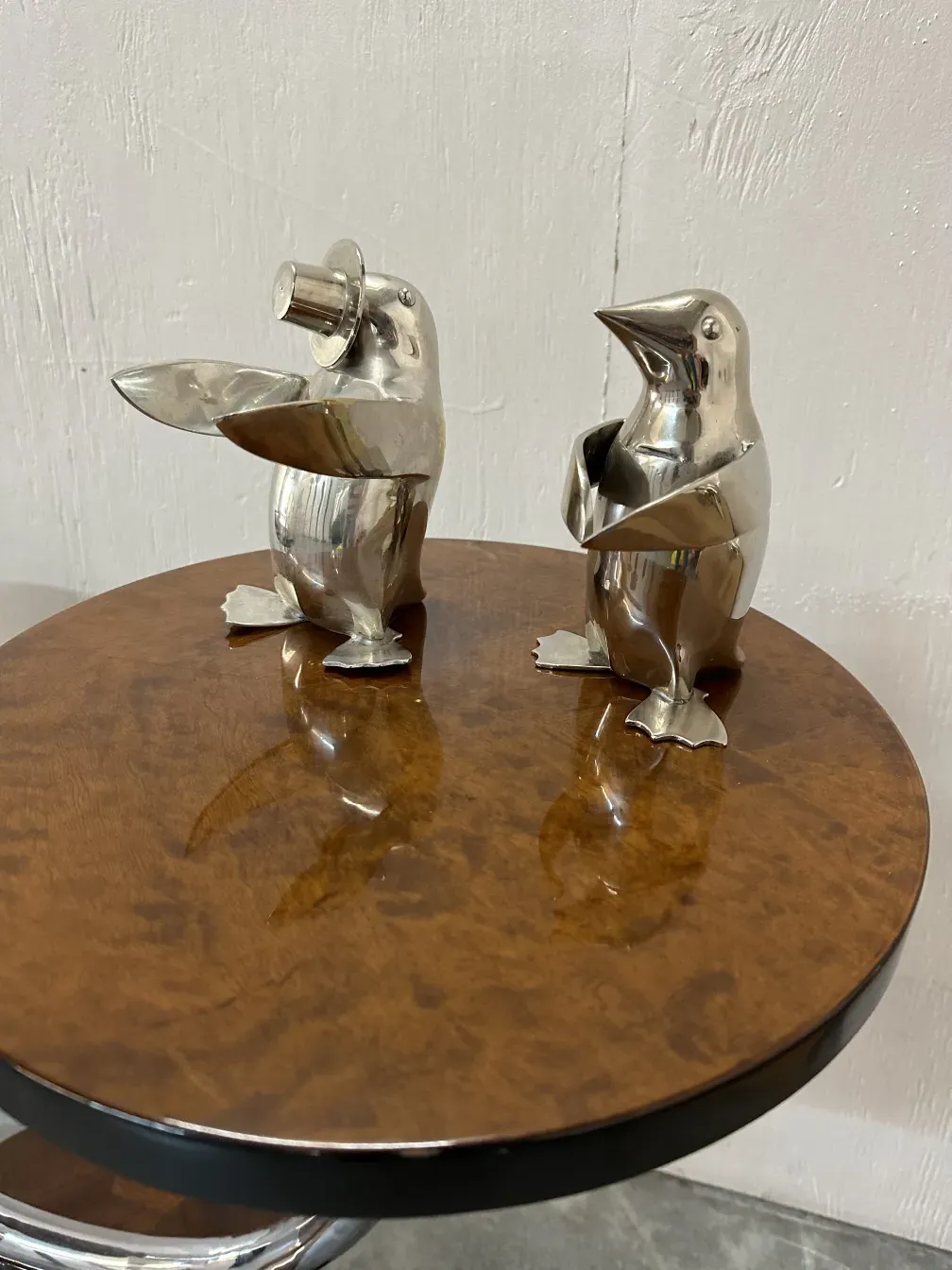 tavolino antico con figure decorative di uccelli su superficie marrone