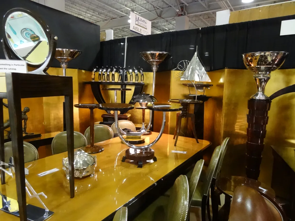 tavolino antico con design unico in un ambiente elegante