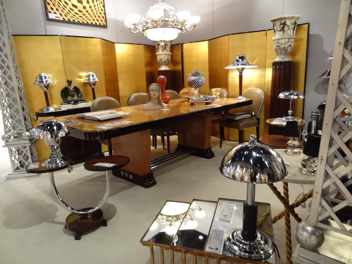 Petite table antique de coin avec détails décoratifs, dans un cadre lumineux.