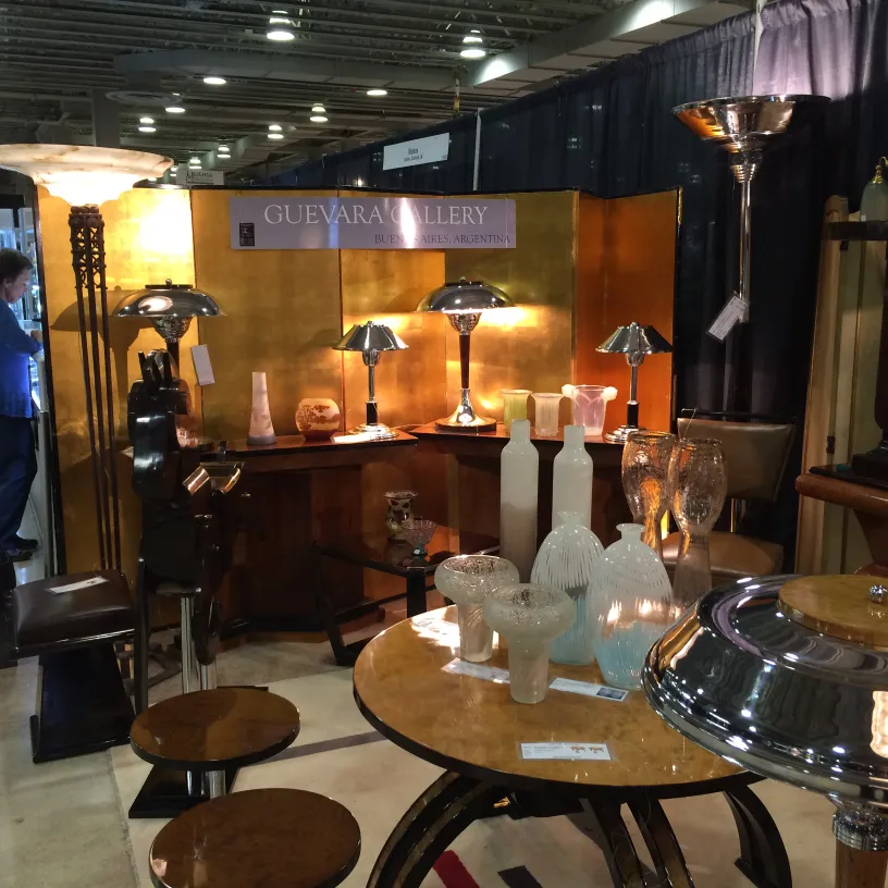 周囲に装飾とランプのある古い丸い小さなテーブル