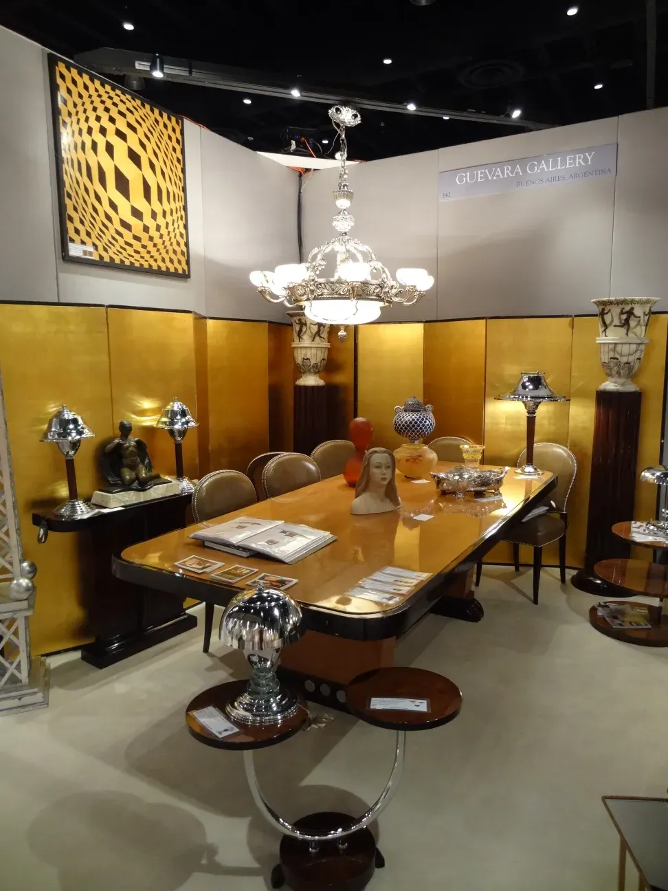 mesita antigua con formas elegantes en un ambiente sofisticado