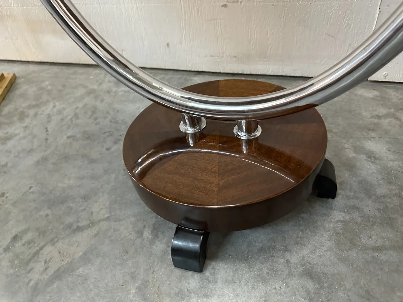 petite table ancienne avec base courbée et roulettes, cadre neutre