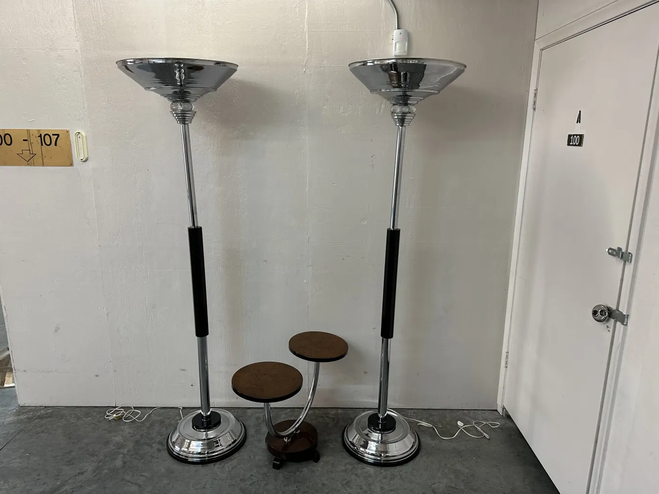 mesinha antiga com base redonda, decorativa em ambiente moderno