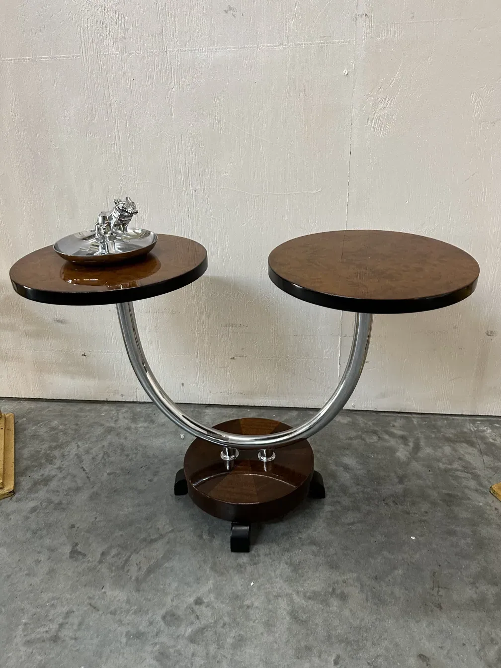 Petite table antique de forme ronde avec des détails clairs, décorative
