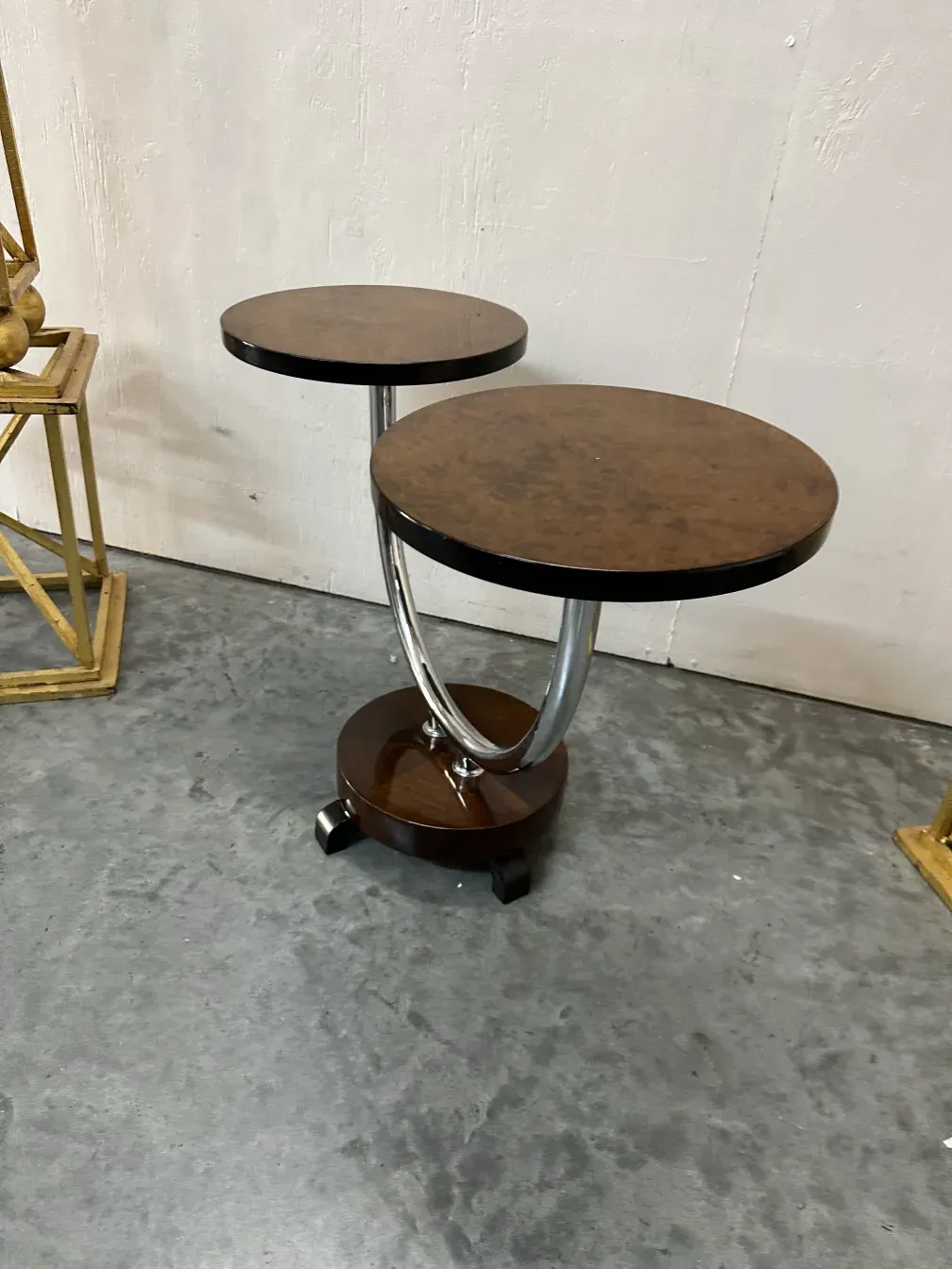 Mesita antigua redonda con diseño elegante en el ambiente