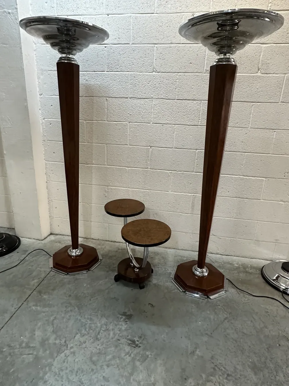 mesita antigua con base en octágono y diseño clásico, en un ambiente de salón