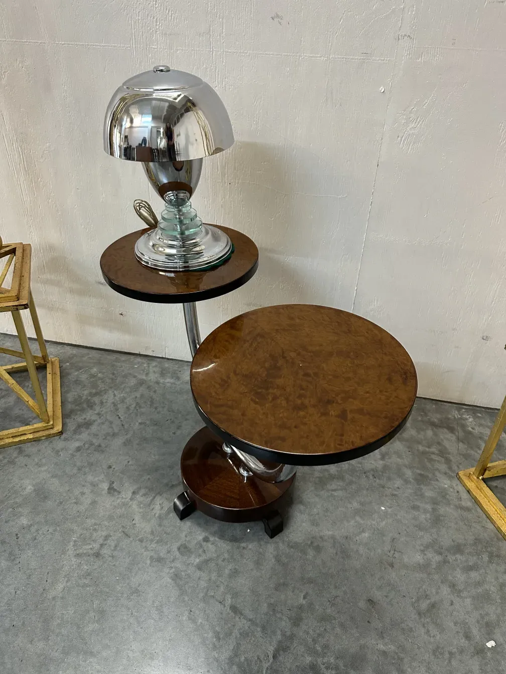 tavolino antico con forma rotonda e dettagli eleganti in un contesto moderno