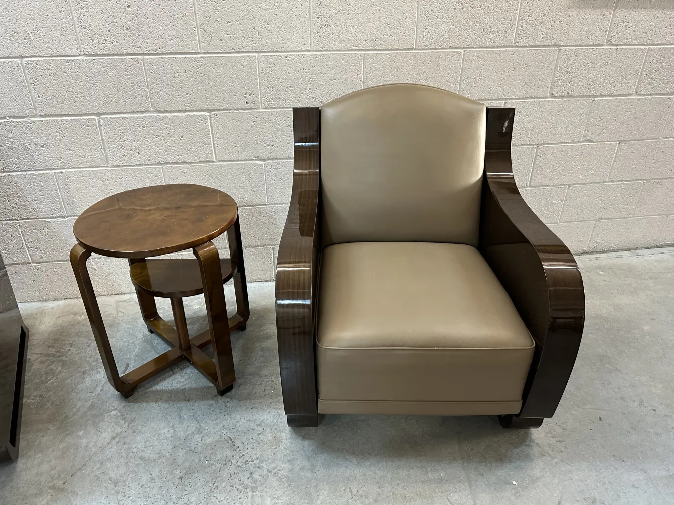 Antiker kleiner Tisch mit einfachem Design, in modernem Umfeld