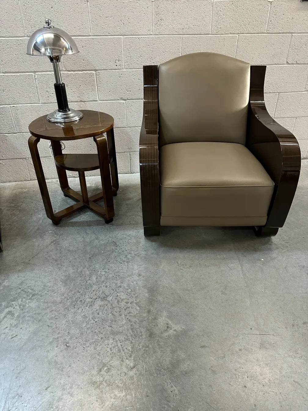 mesinha antiga com pernas decorativas em um ambiente aconchegante