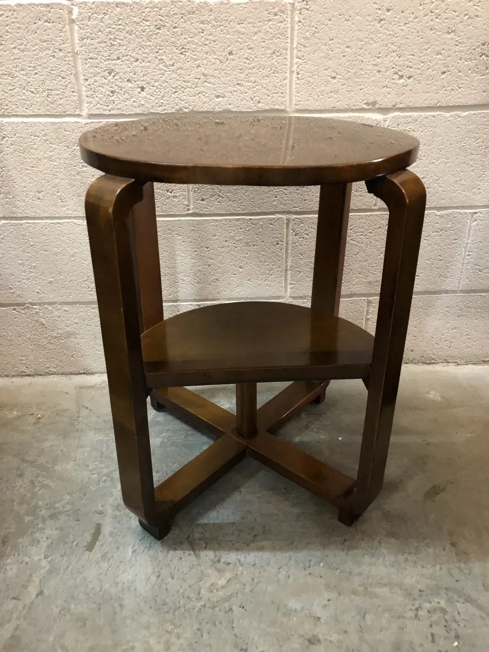 antico tavolino con base a forma di X e colore marrone chiaro