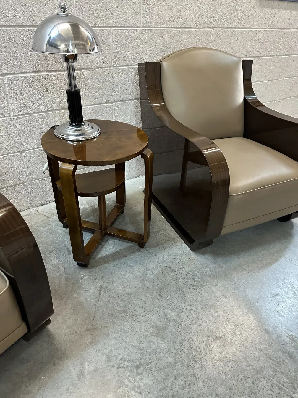 mesita antigua con lámpara decorativa y sillón elegante