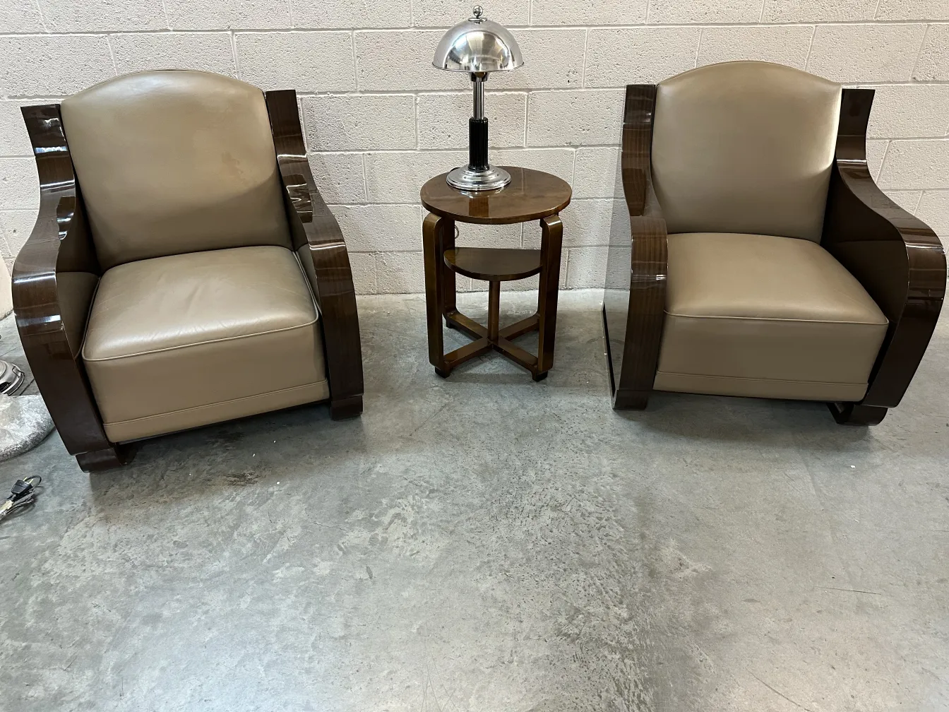 Mesinha antiga de formato redondo e pernas elegantes, em um ambiente moderno