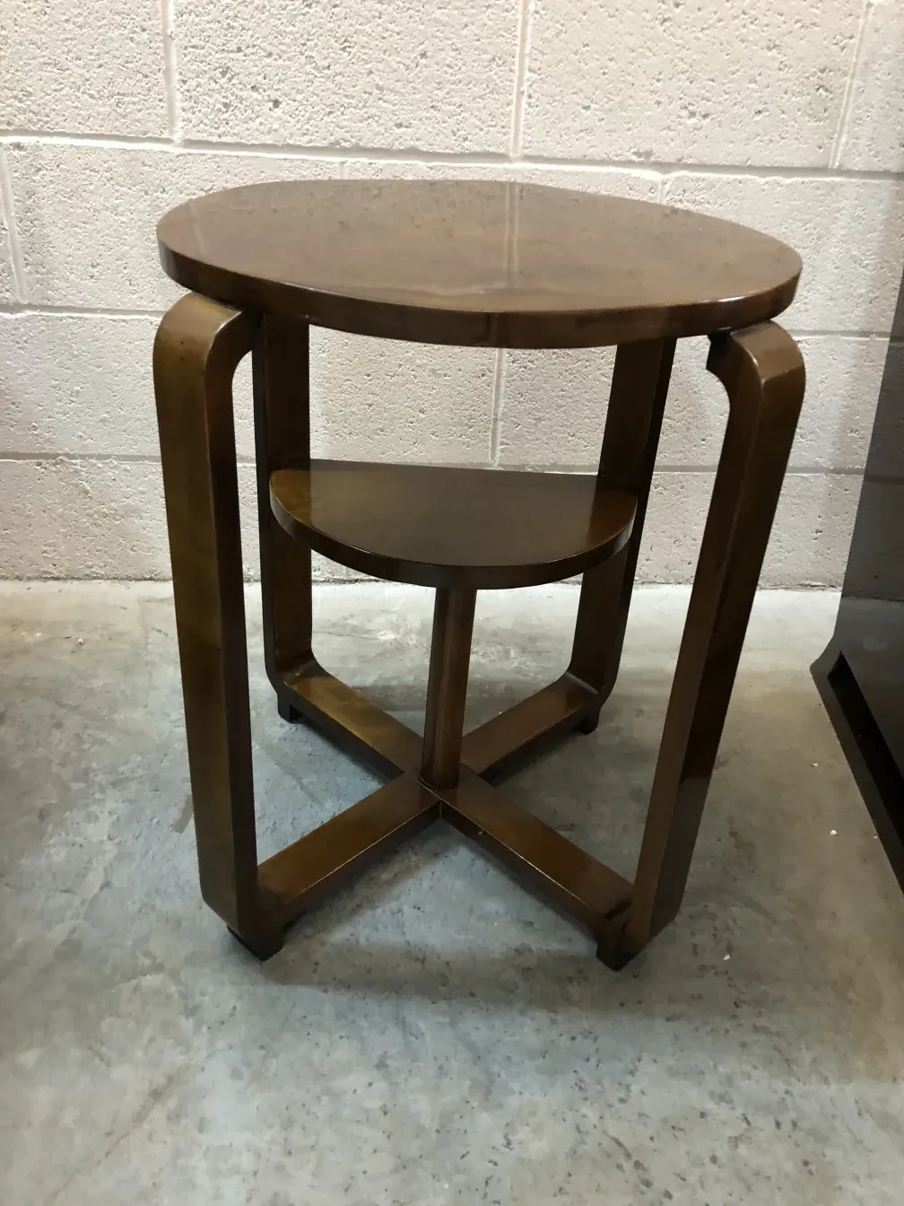 طاولة صغيرة قديمة بشكل دائري وخلفية فاتحة في بيئة بسيطة