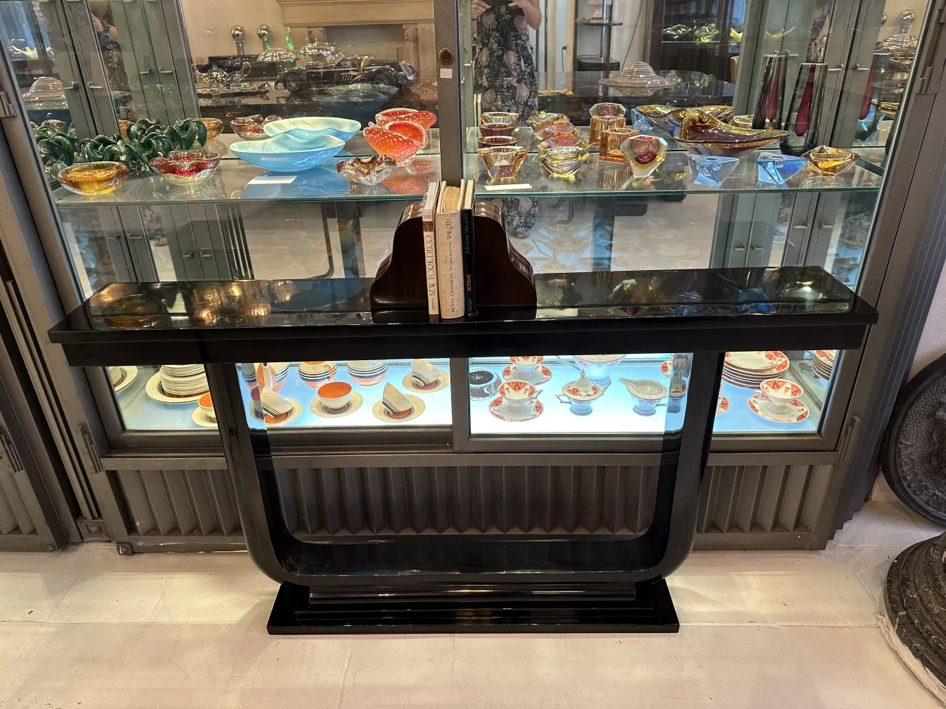 Eleganti fermalibri in stile Art Nouveau esposti con piatti decorativi.