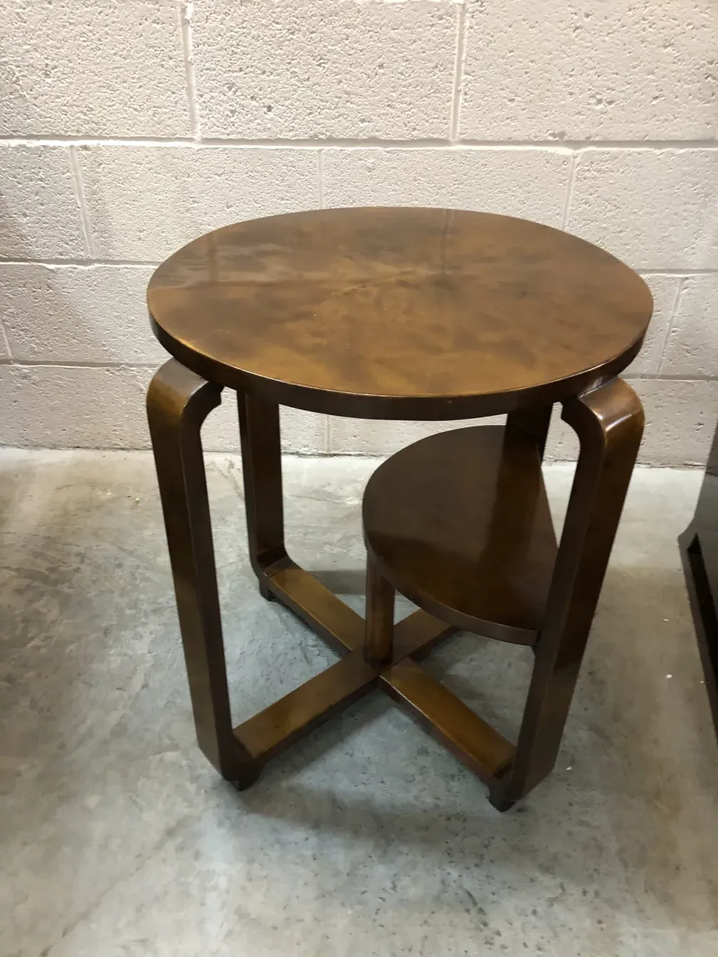 petite table antique avec plateau rond et jambes croisées, look élégant