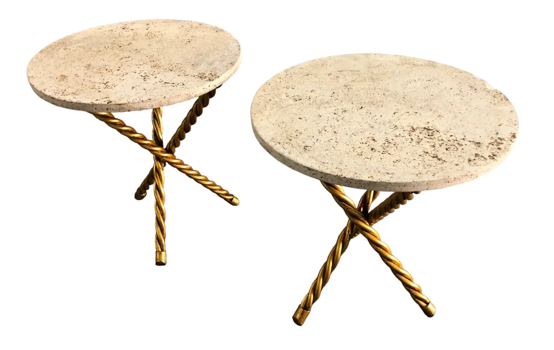 Vue de face de deux petites tables rondes antiques avec des pieds dorés.