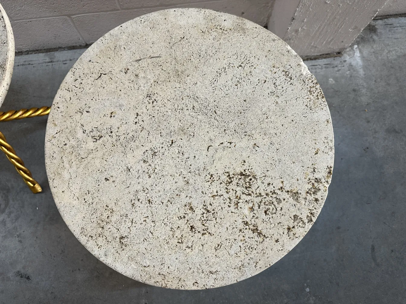 Вид сверху двух малых антикварных столов декоративных