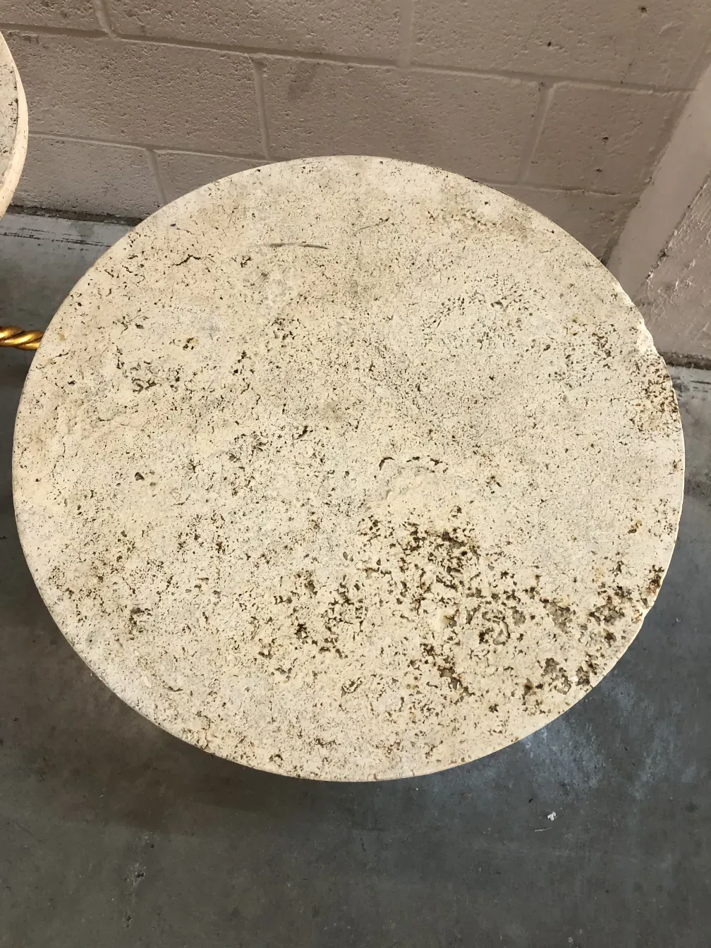 Deux petites tables anciennes avec des plateaux ronds et des détails décoratifs