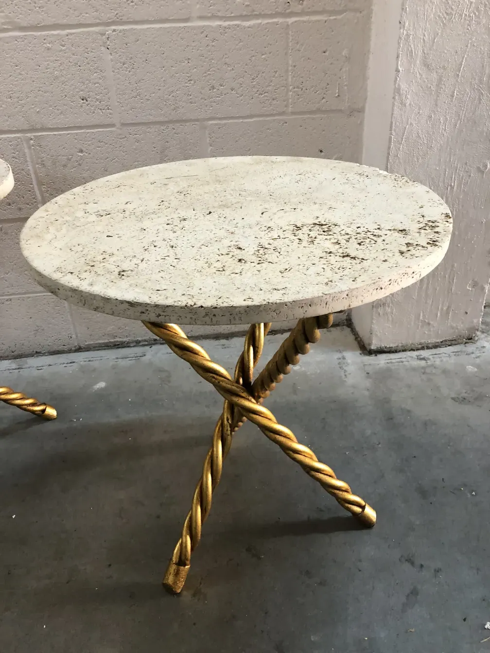 deux petites tables anciennes avec base dorée et dessus clair