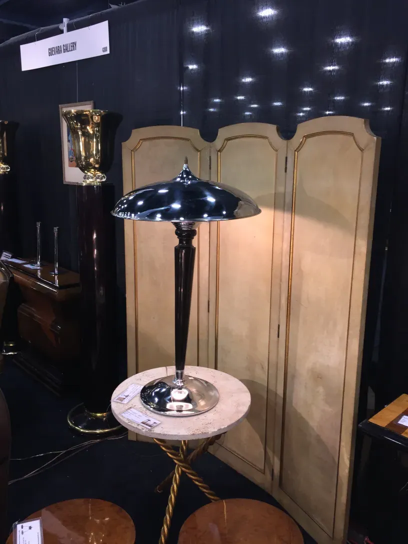 Dos mesitas antiguas en un ambiente elegante con un diseño atractivo.