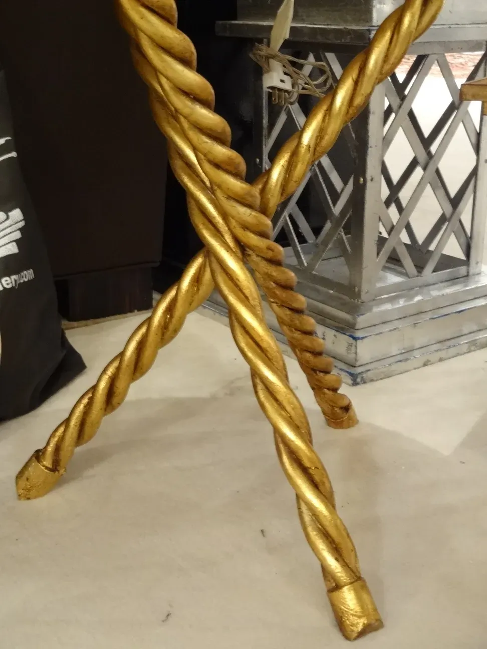 deux petites tables anciennes avec des pieds dorés en spirale, dans un cadre élégant